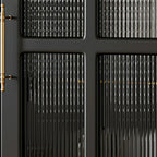 Armoire de rangement classique en bois noir côtelé et verre nervuré