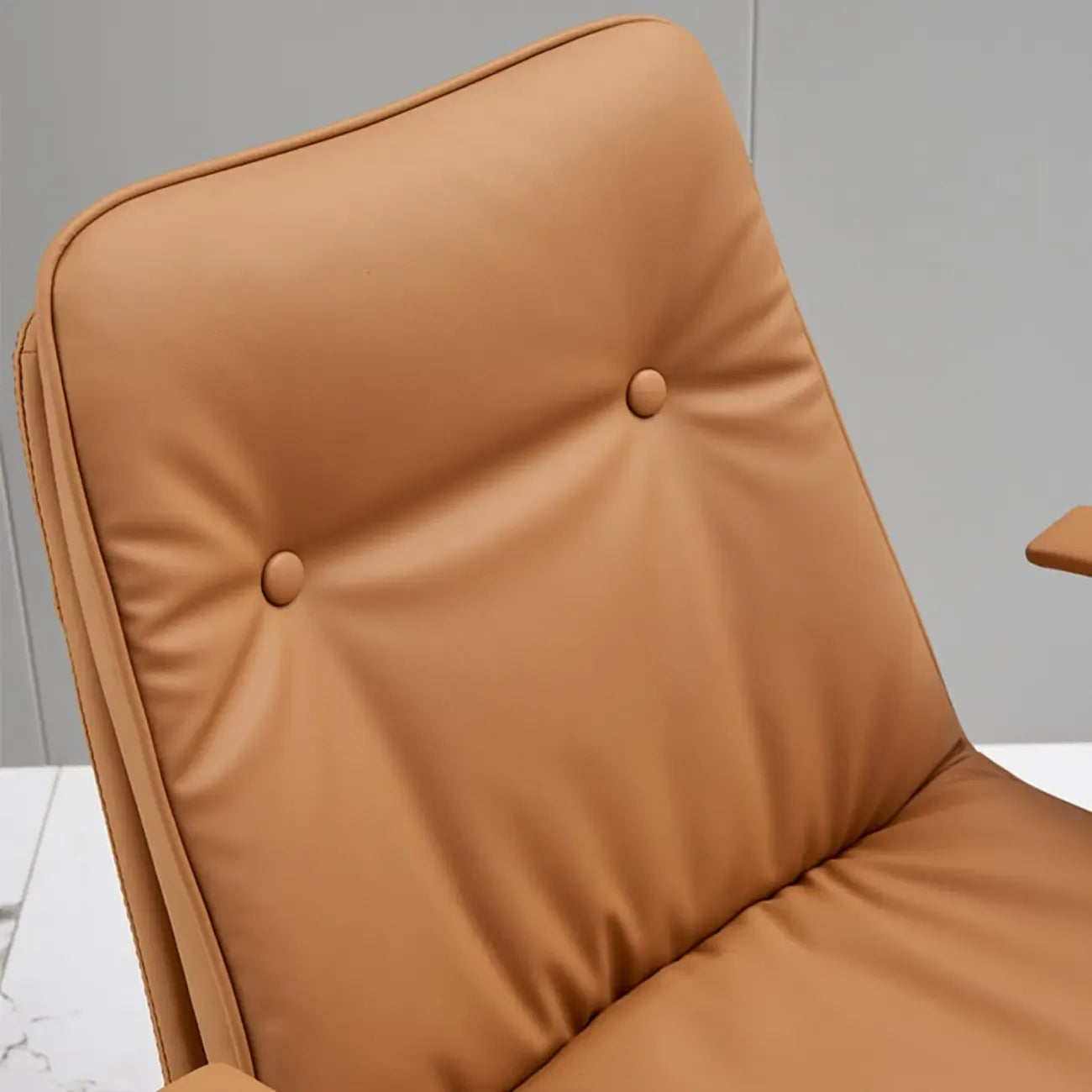 Fauteuil de bureau pivotant réglable en cuir blanc contemporain