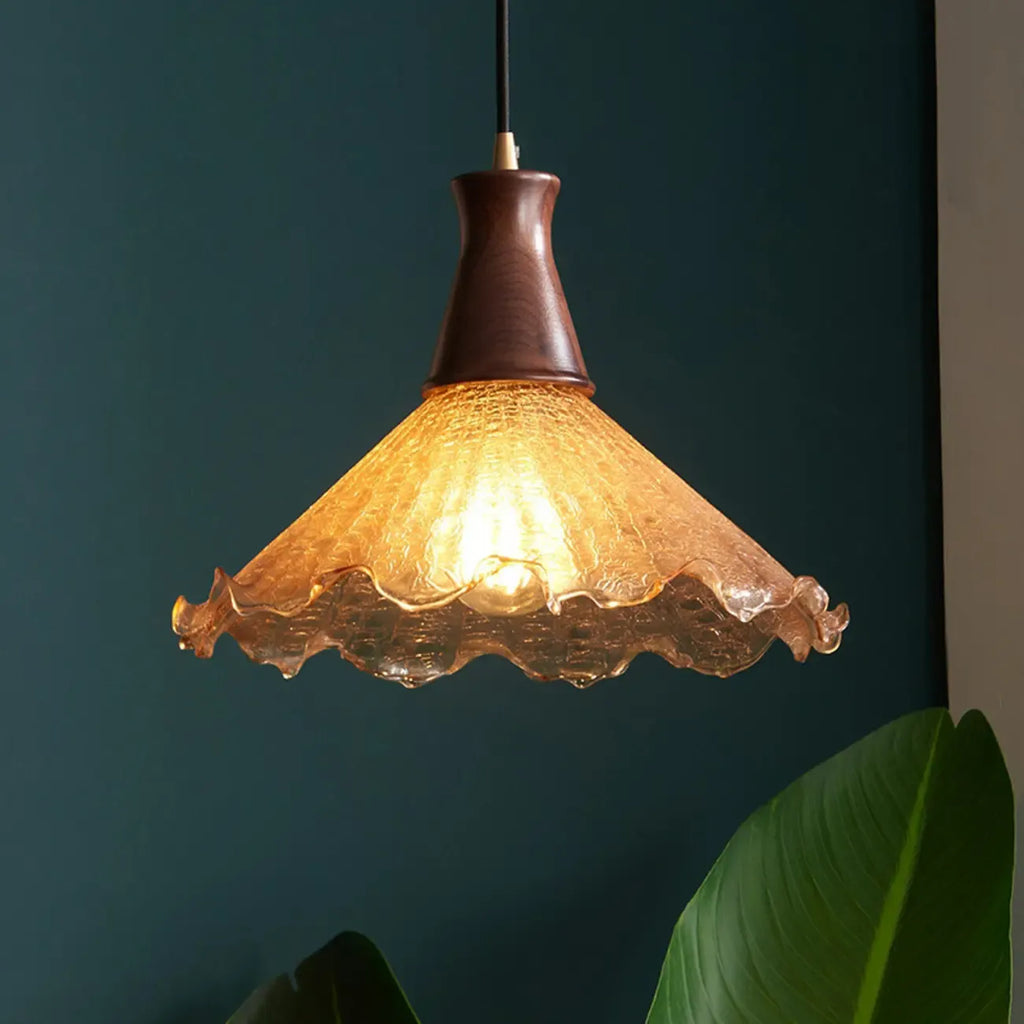 Suspension vintage en bois à motif floral et verre ambré craquelé