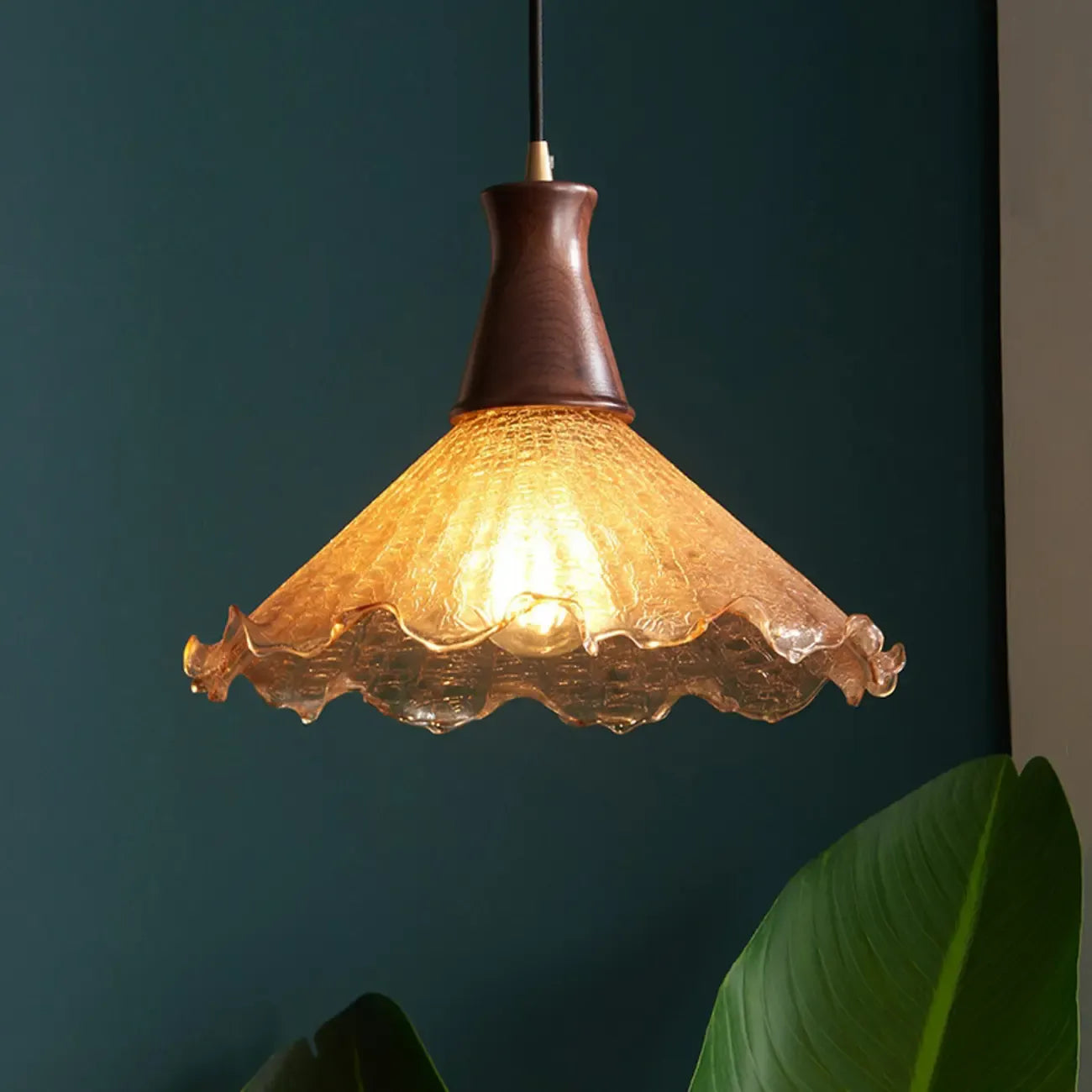 Suspension vintage en bois à motif floral et verre ambré craquelé