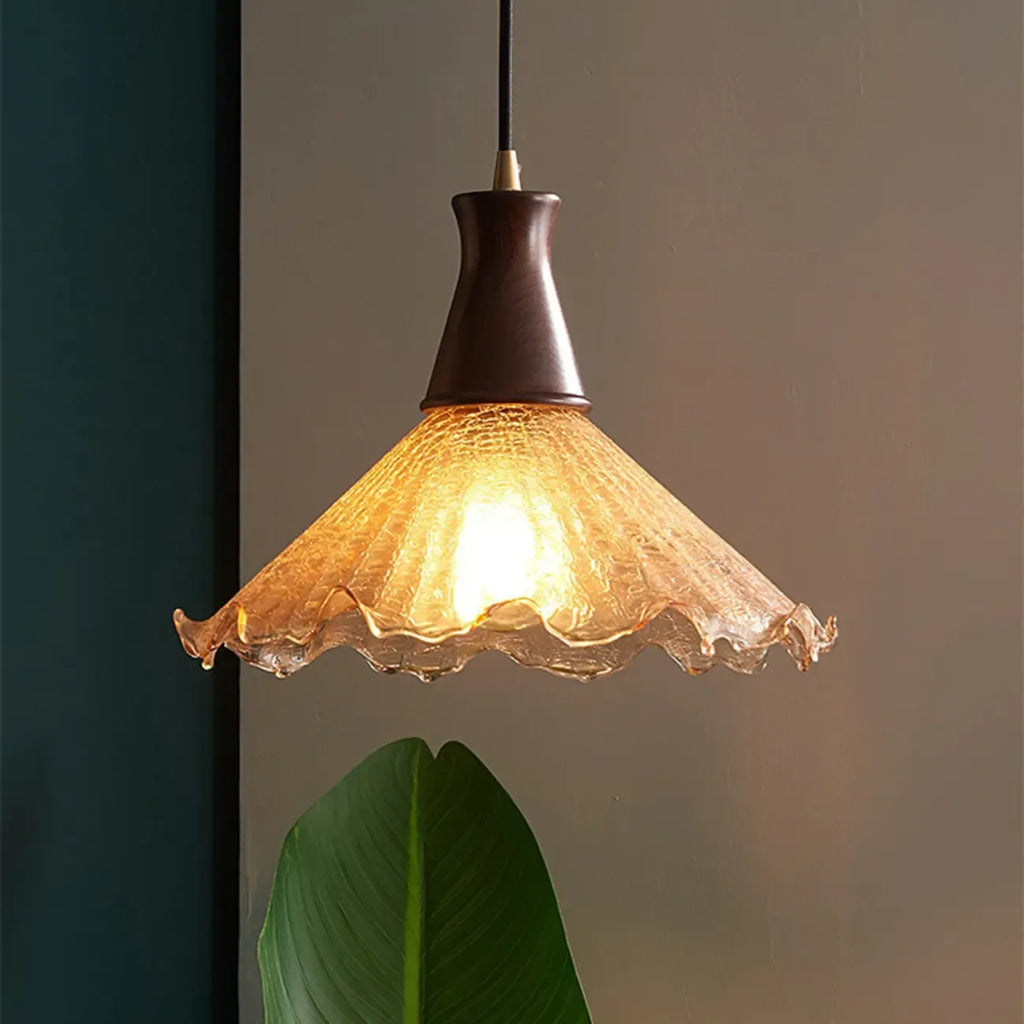 Suspension vintage en bois à motif floral et verre ambré craquelé
