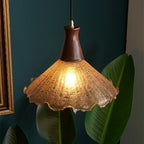 Suspension vintage en bois à motif floral et verre ambré craquelé