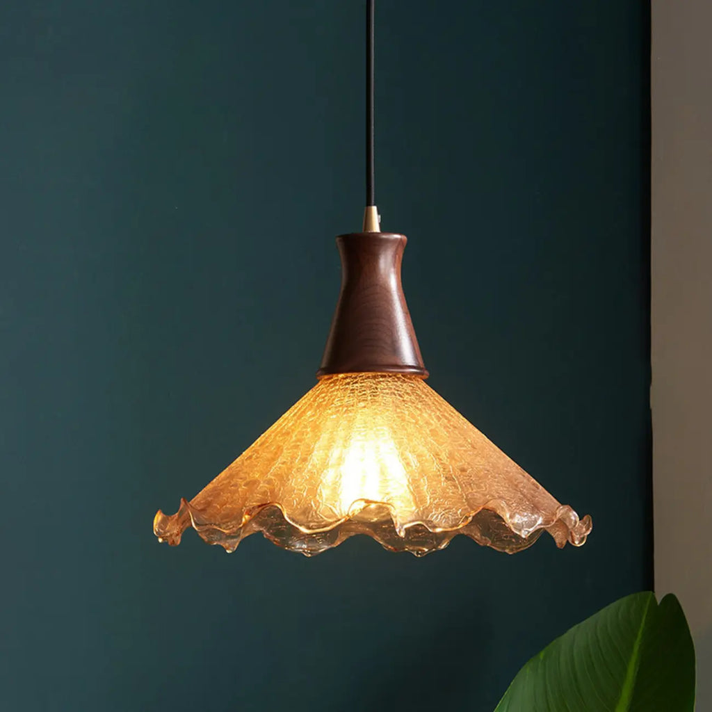 Suspension vintage en bois à motif floral et verre ambré craquelé