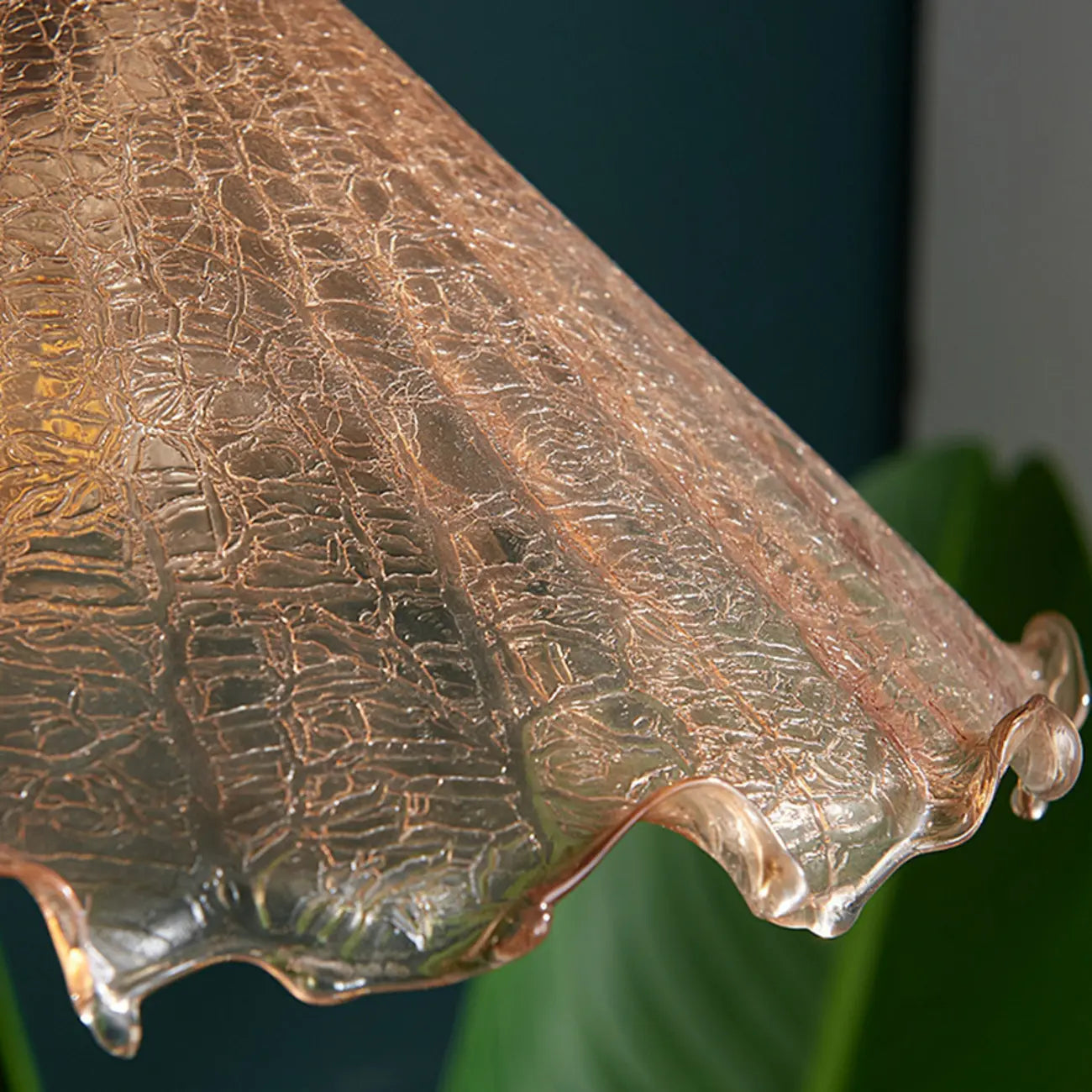 Suspension vintage en bois à motif floral et verre ambré craquelé