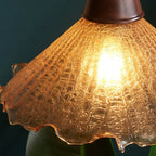Suspension vintage en bois à motif floral et verre ambré craquelé
