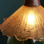 Suspension vintage en bois à motif floral et verre ambré craquelé