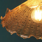 Suspension vintage en bois à motif floral et verre ambré craquelé
