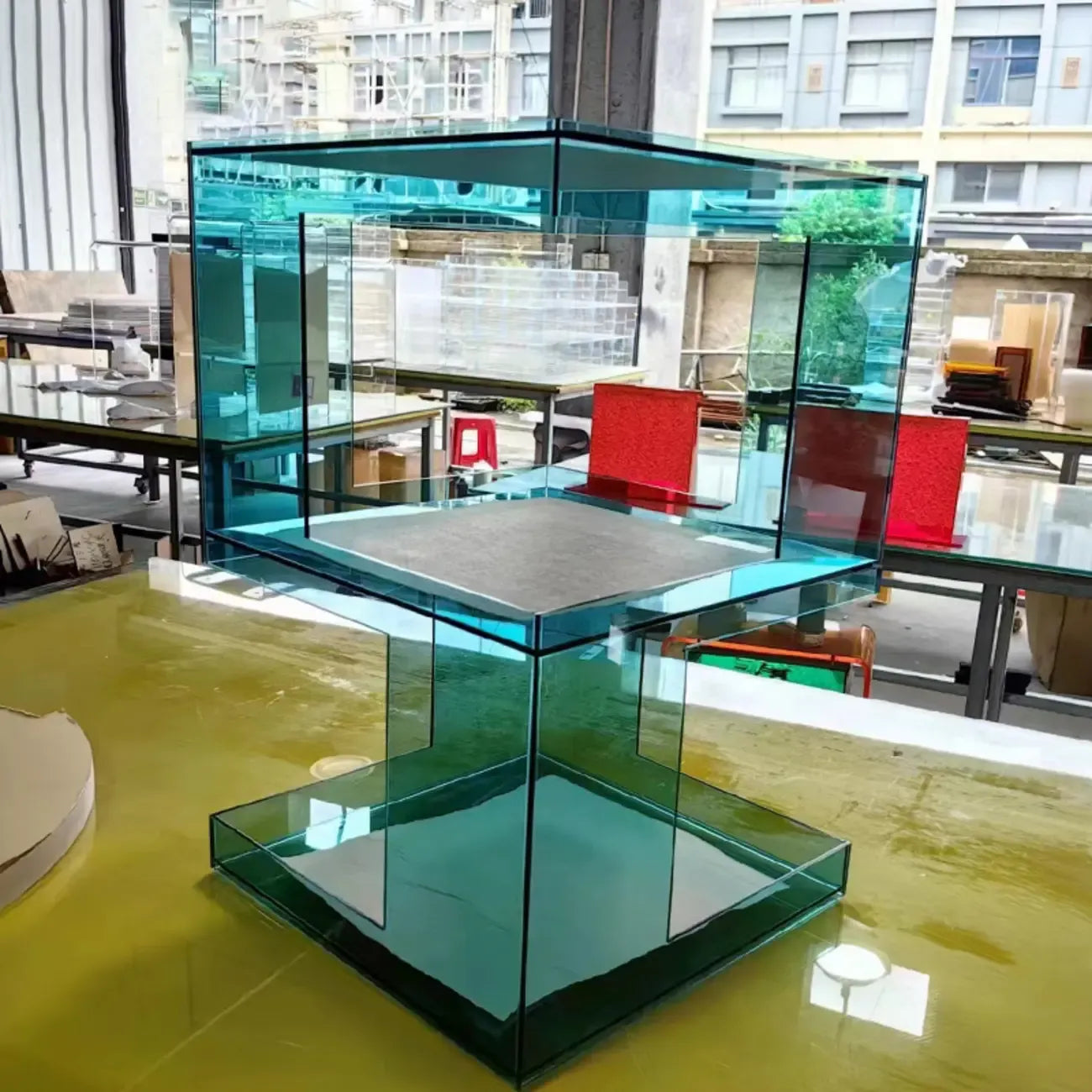Table d'appoint carrée glamour en acrylique avec rangement ouvert pour salon