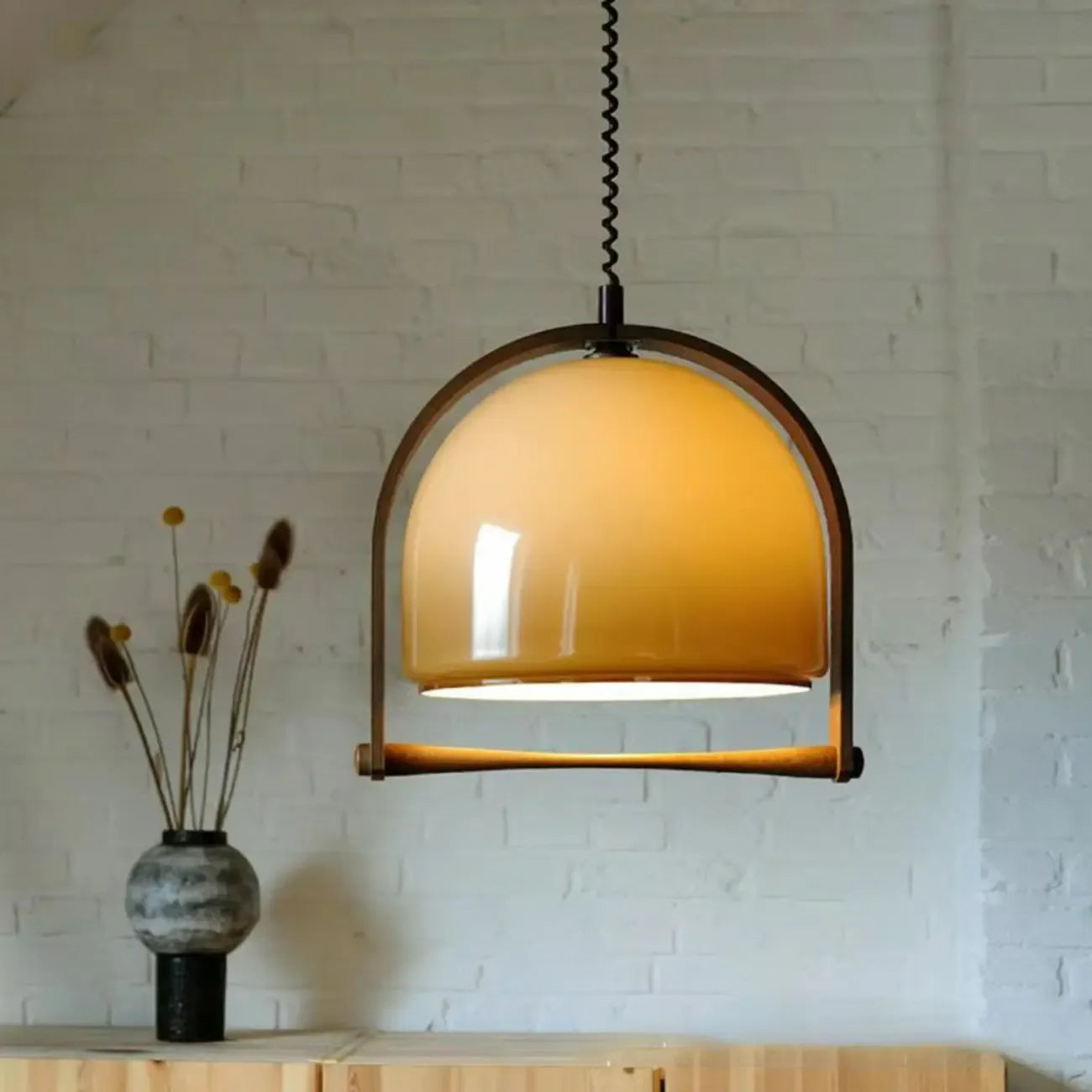 Suspension réglable en verre à café et dôme en bois.