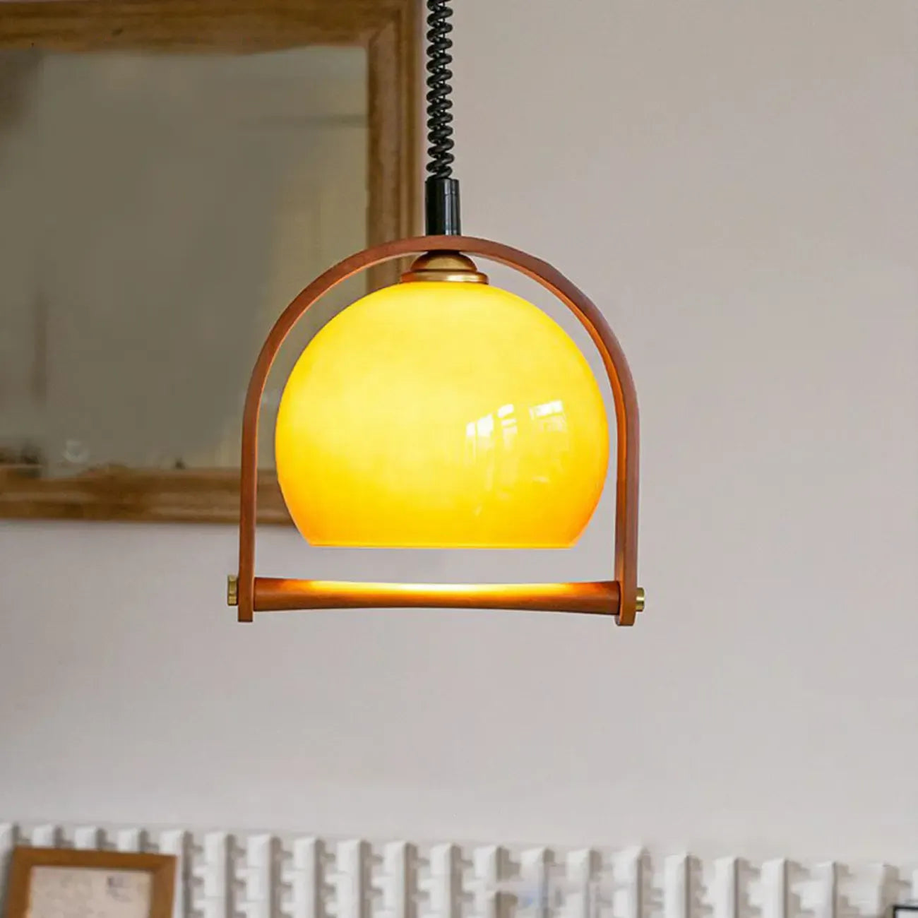 Suspension réglable en verre à café et dôme en bois.