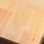 Table de chevet classique en bois blanc sculpté à 2 tiroirs