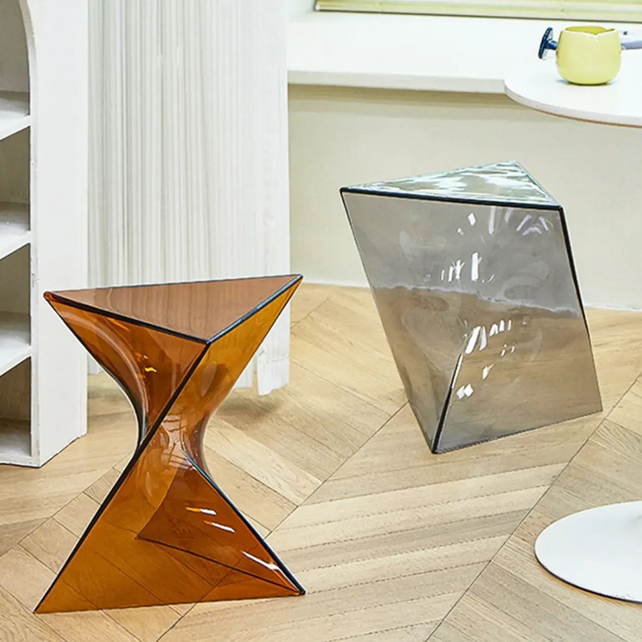 Table d'appoint triangulaire en acrylique pour salon avec base torsadée