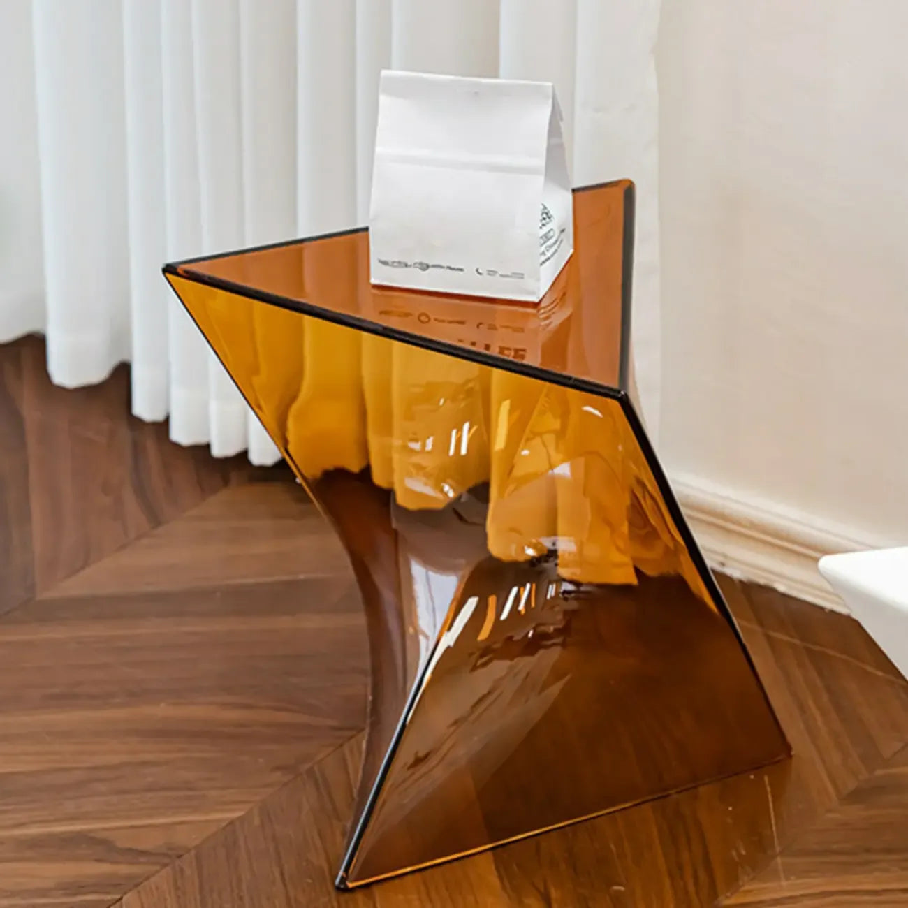 Table d'appoint triangulaire en acrylique pour salon avec base torsadée