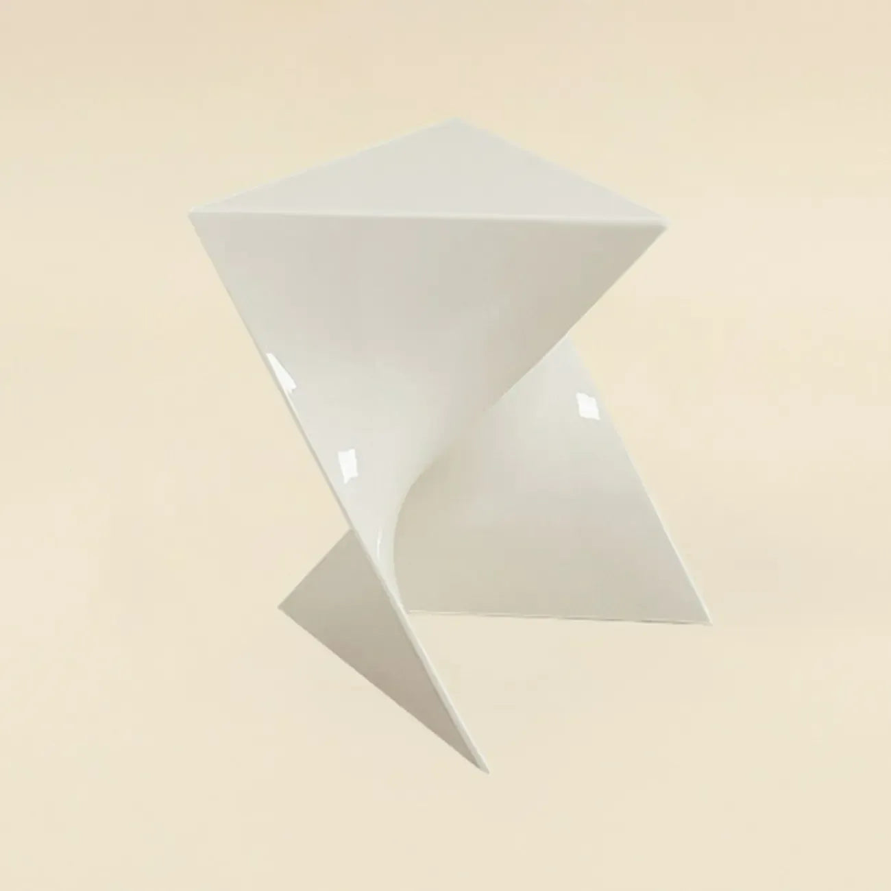 Table d'appoint triangulaire en acrylique pour salon avec base torsadée