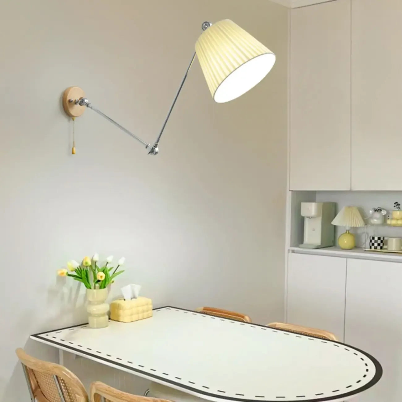 Applique murale cylindrique beige à bras articulé pour espace d'apprentissage