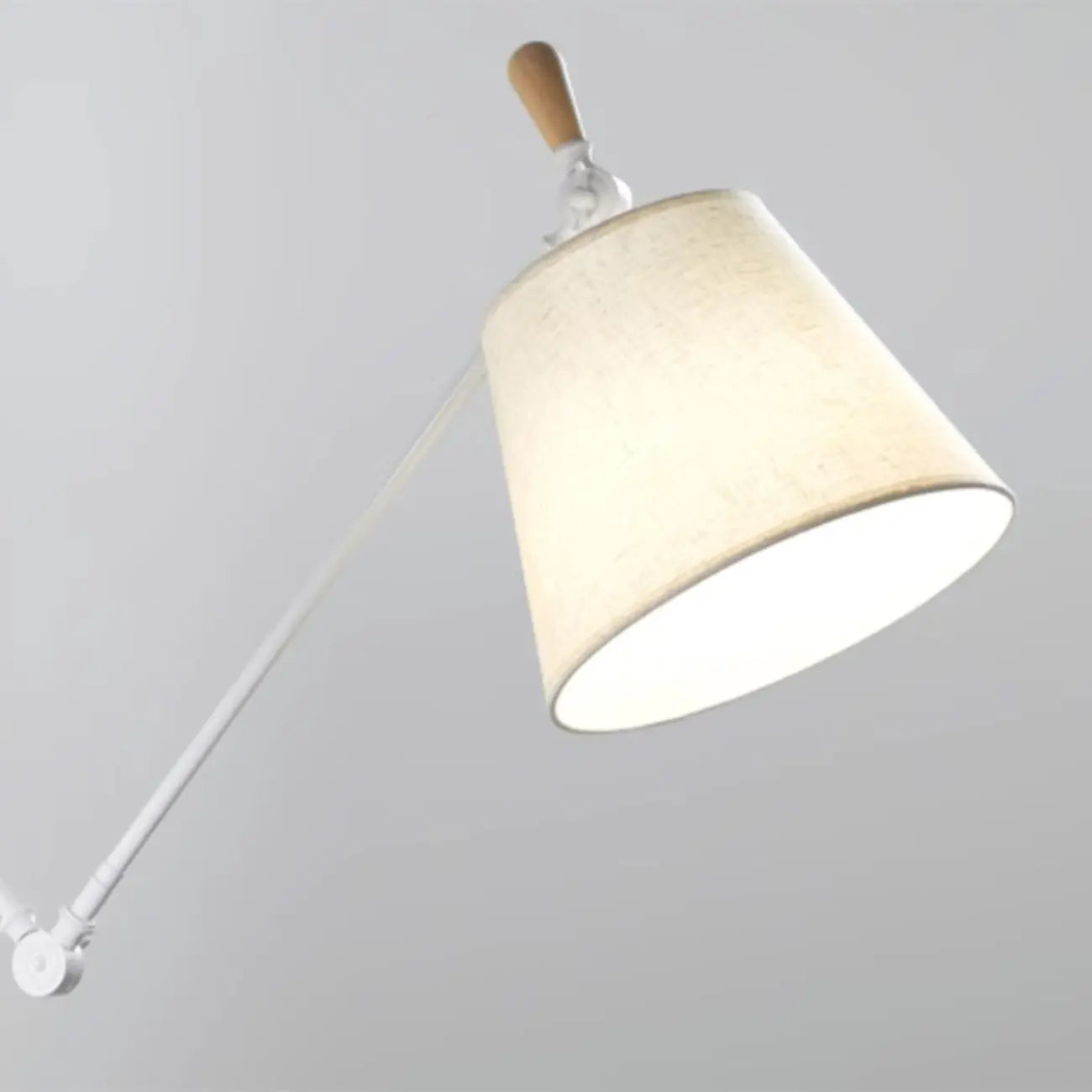 Applique murale cylindrique beige à bras articulé pour espace d'apprentissage