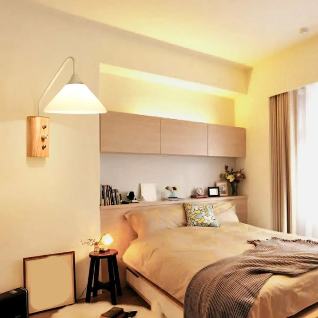 Applique murale moderne en alliage avec abat-jour géométrique pour chambre à coucher