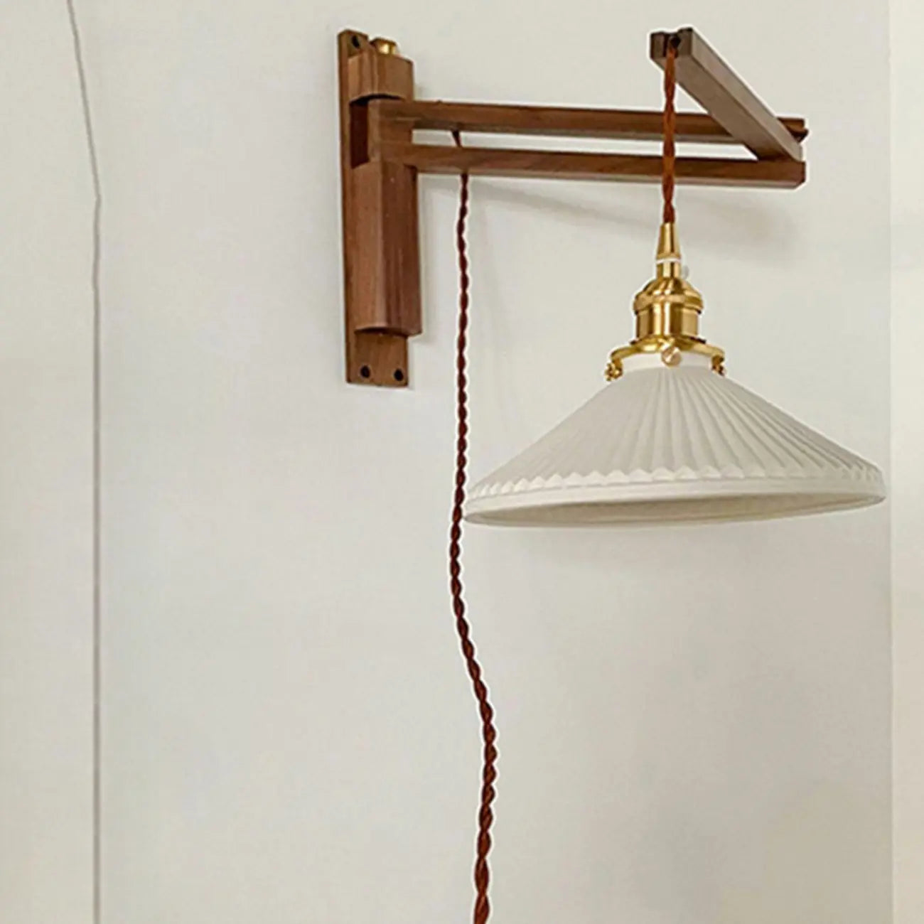 Applique murale minimaliste à bras articulé pour espaces intérieurs
