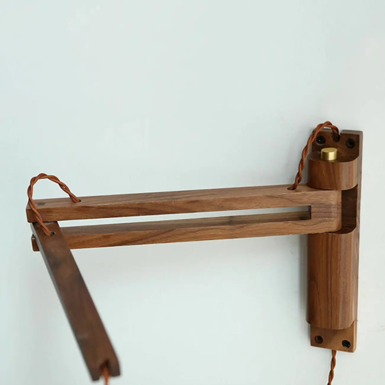 Applique murale minimaliste à bras articulé pour espaces intérieurs