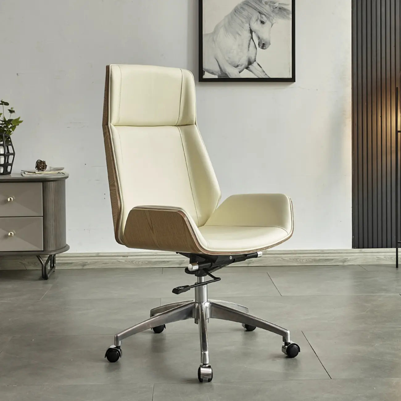 Fauteuil de bureau pivotant réglable en cuir noir à dossier haut