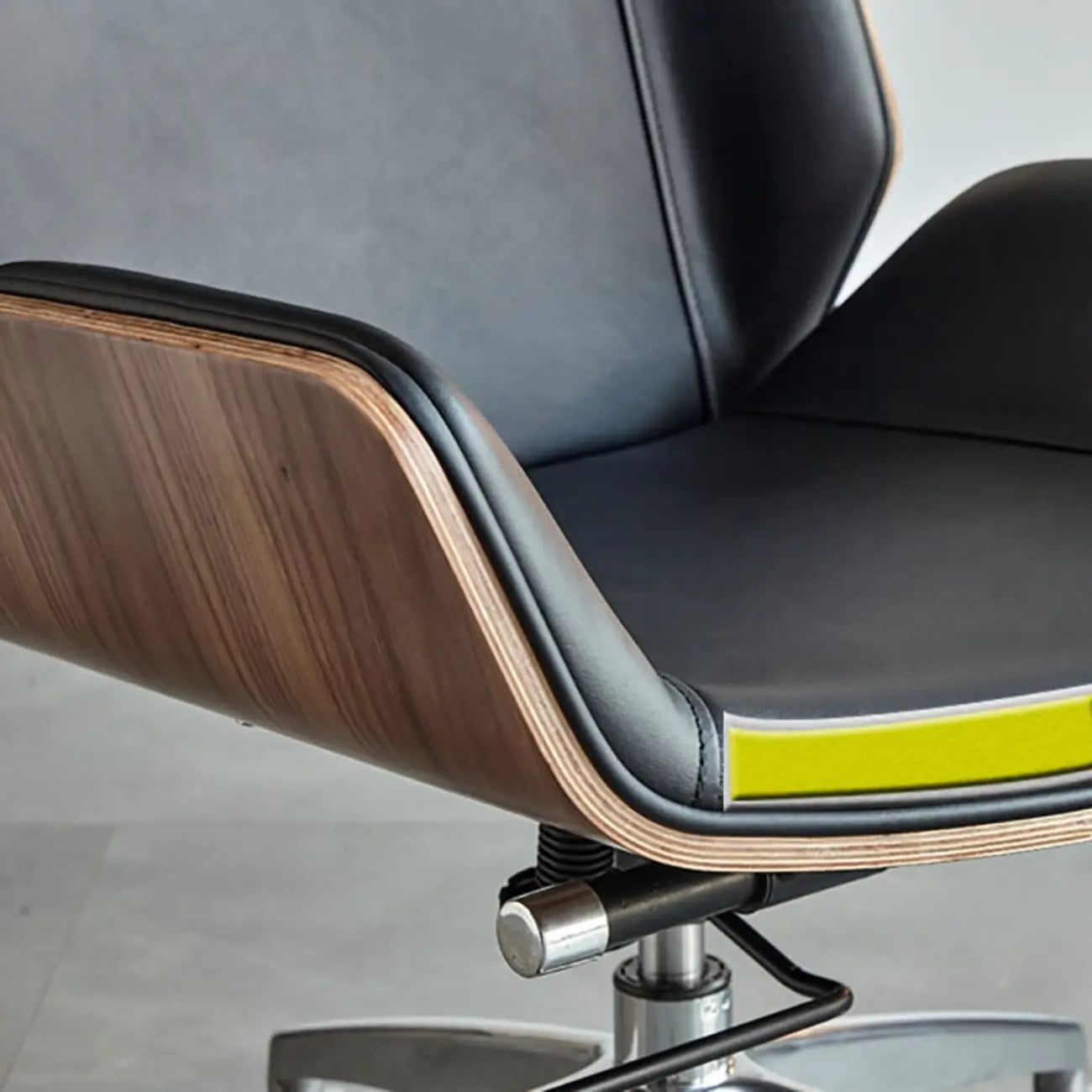 Fauteuil de bureau pivotant réglable en cuir noir à dossier haut