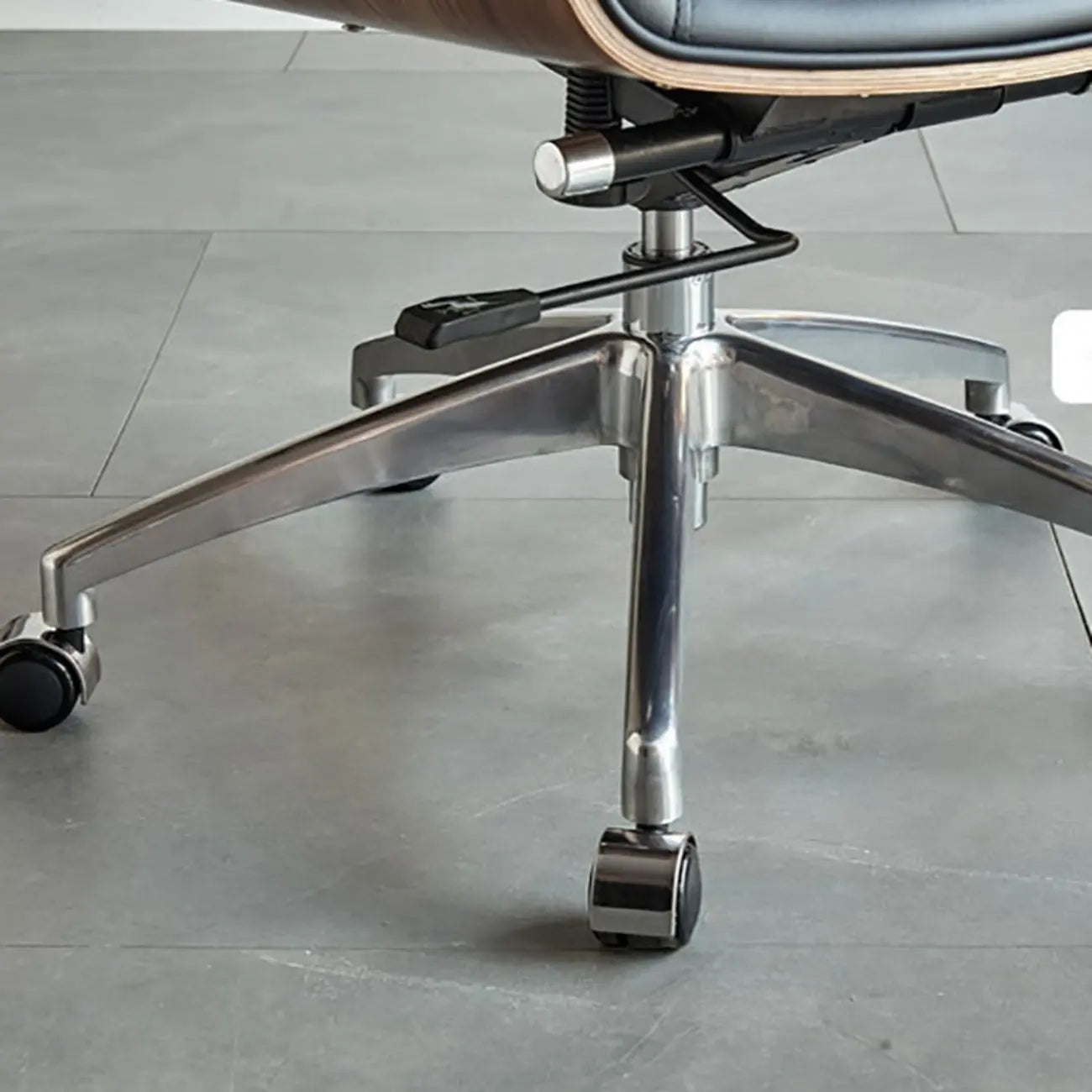 Fauteuil de bureau pivotant réglable en cuir noir à dossier haut