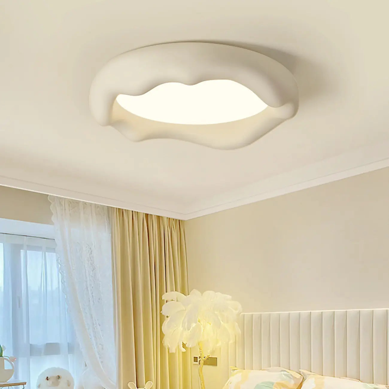 Plafoniera a filo dal design artistico con effetto crema acrilica