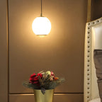 Suspension de cuisine moderne en albâtre et globe doré