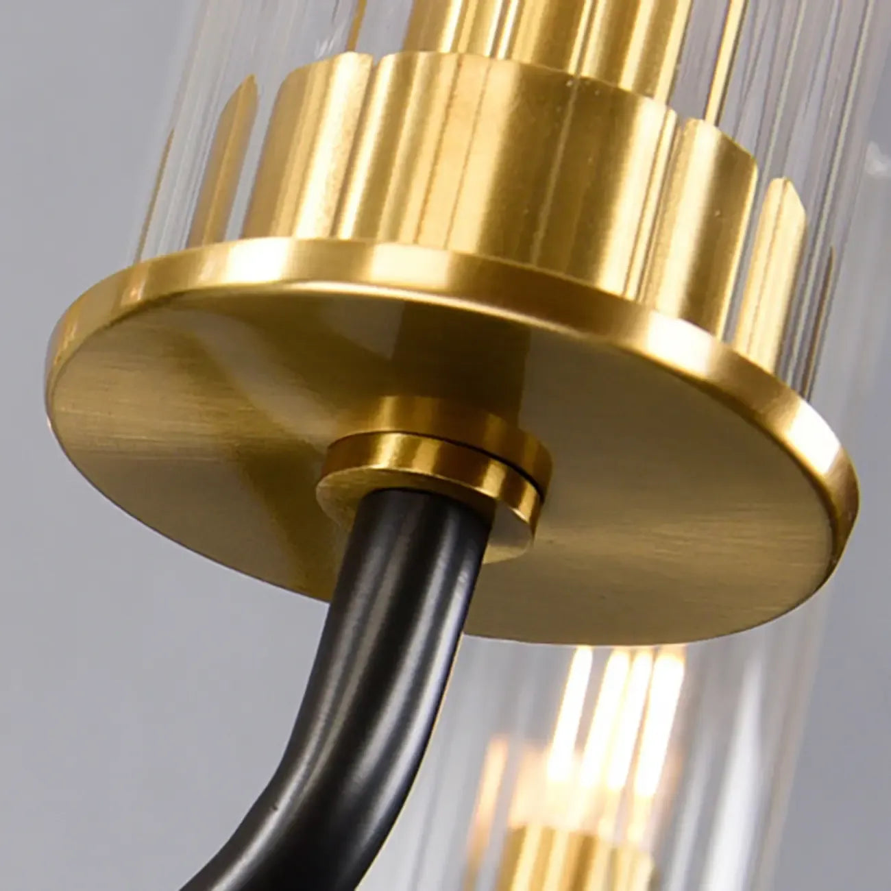 Lustre moderne rond noir et or avec abat-jour en verre transparent
