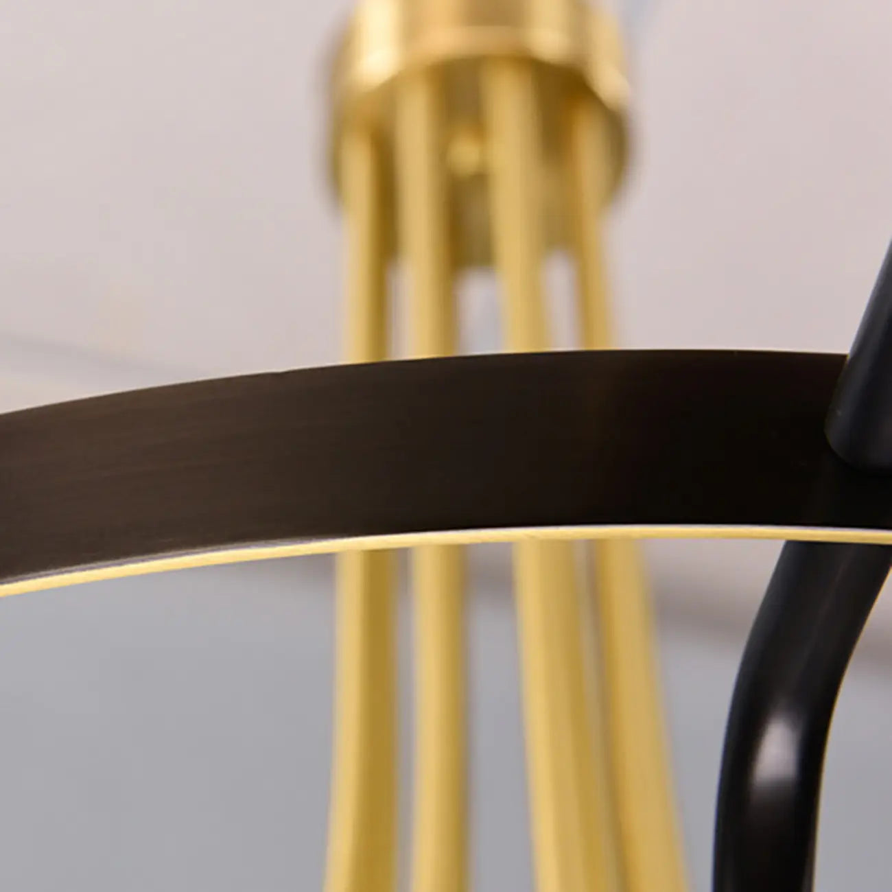 Lustre moderne rond noir et or avec abat-jour en verre transparent