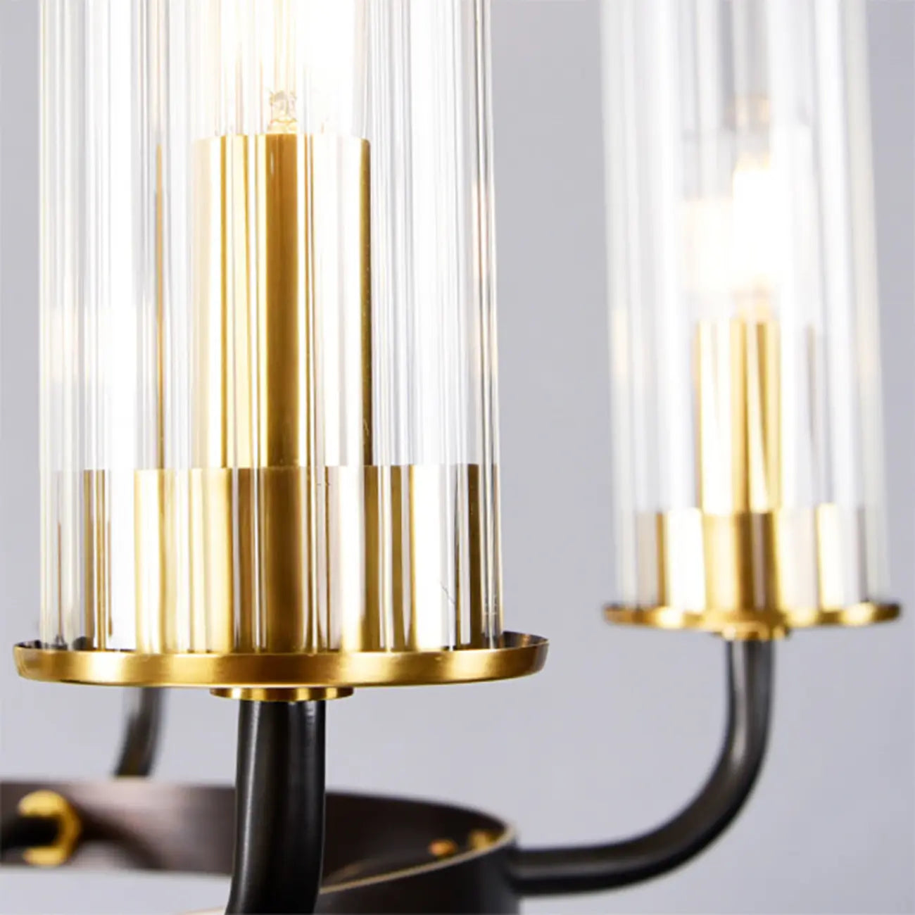 Lustre moderne rond noir et or avec abat-jour en verre transparent