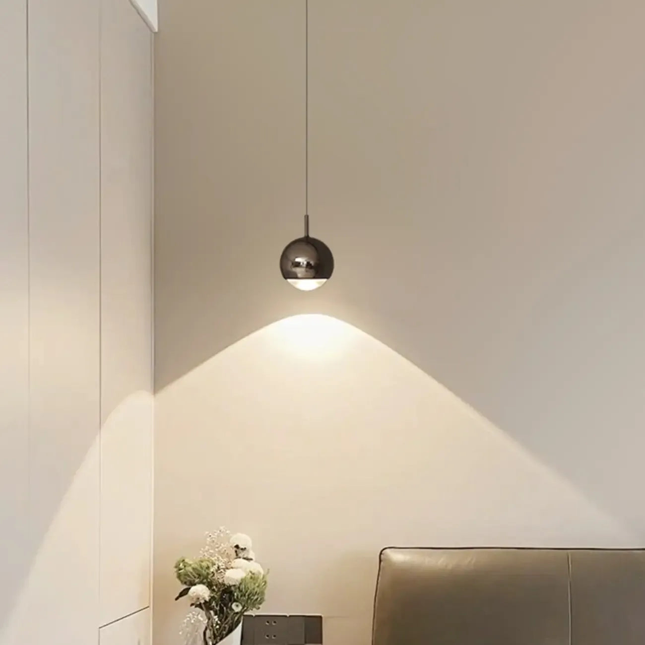 Suspension moderne en métal chromé avec globe et LED blanc chaud