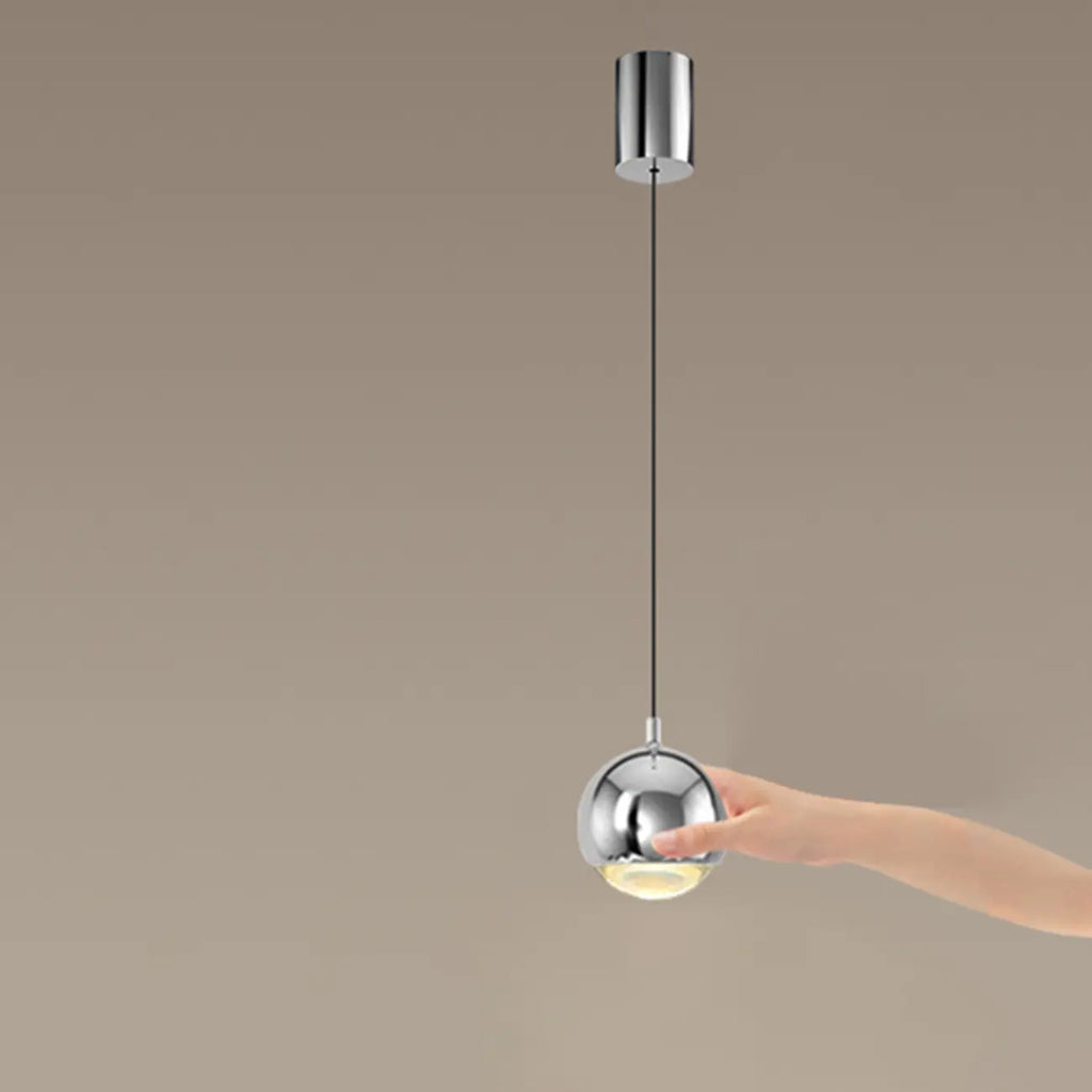 Suspension moderne en métal chromé avec globe et LED blanc chaud