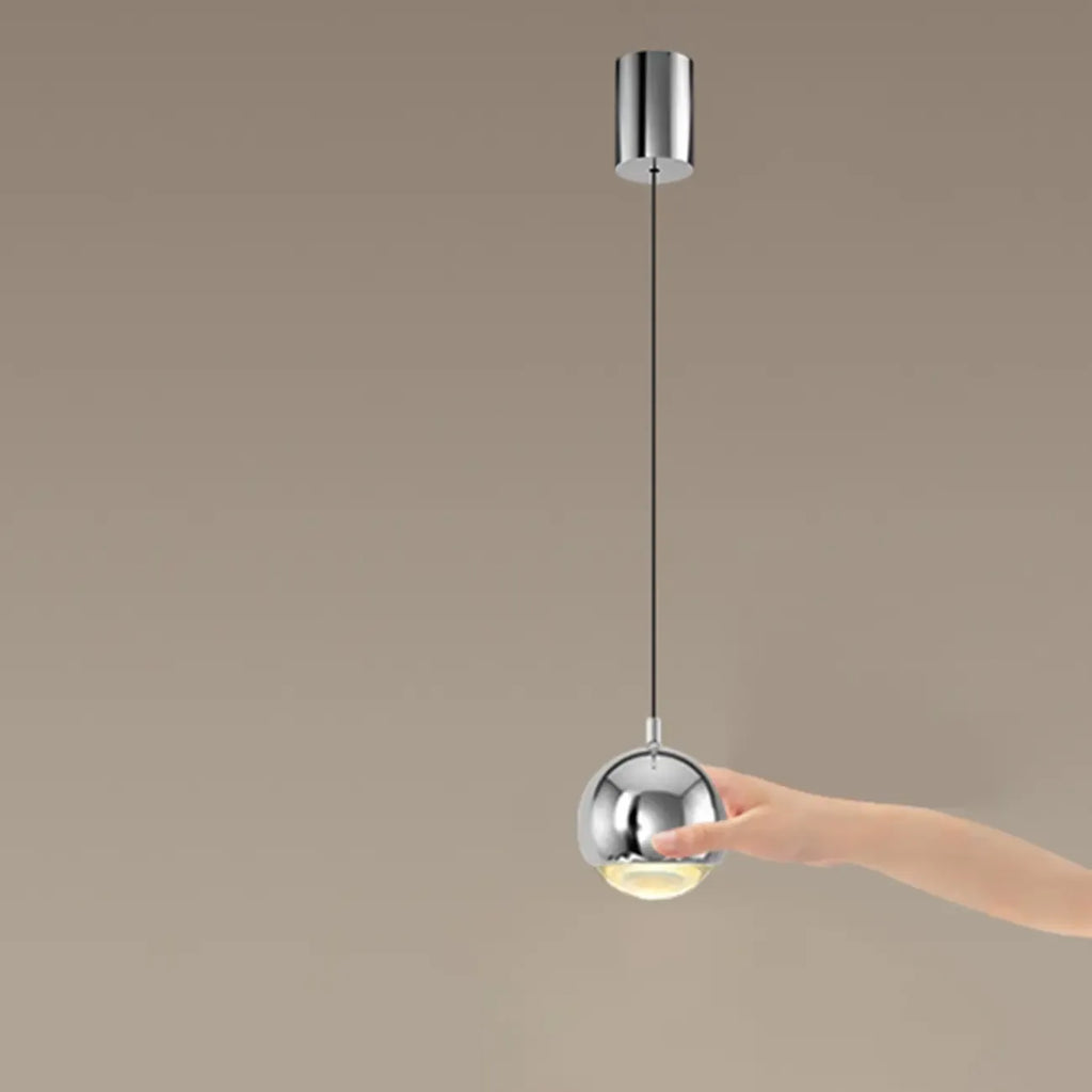 Suspension moderne en métal chromé avec globe et LED blanc chaud