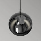 Suspension moderne en métal chromé avec globe et LED blanc chaud