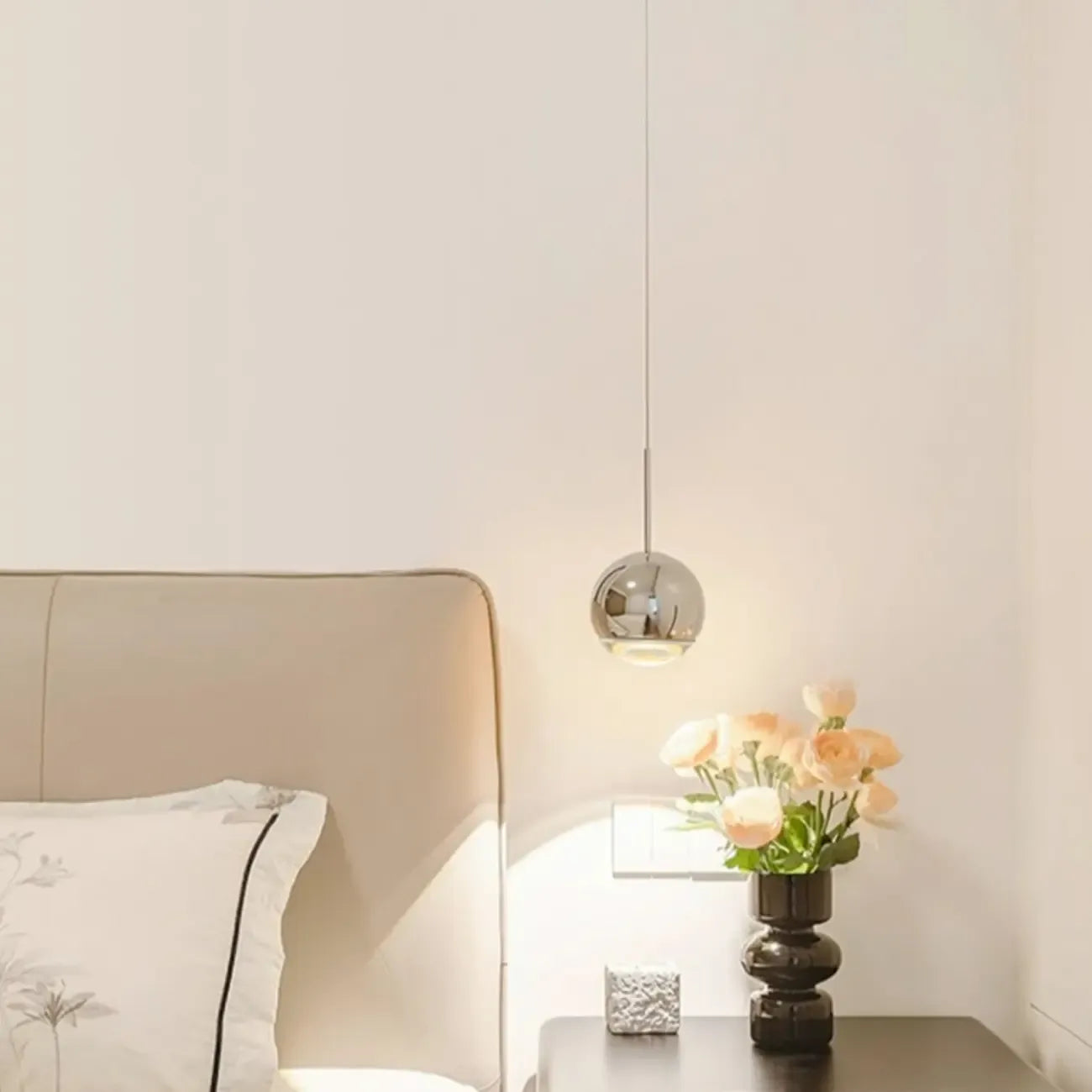 Suspension moderne en métal chromé avec globe et LED blanc chaud