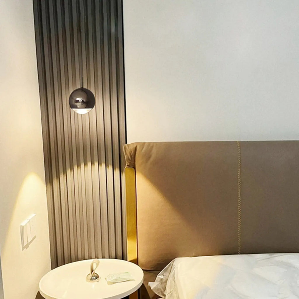 Suspension moderne en métal chromé avec globe et LED blanc chaud