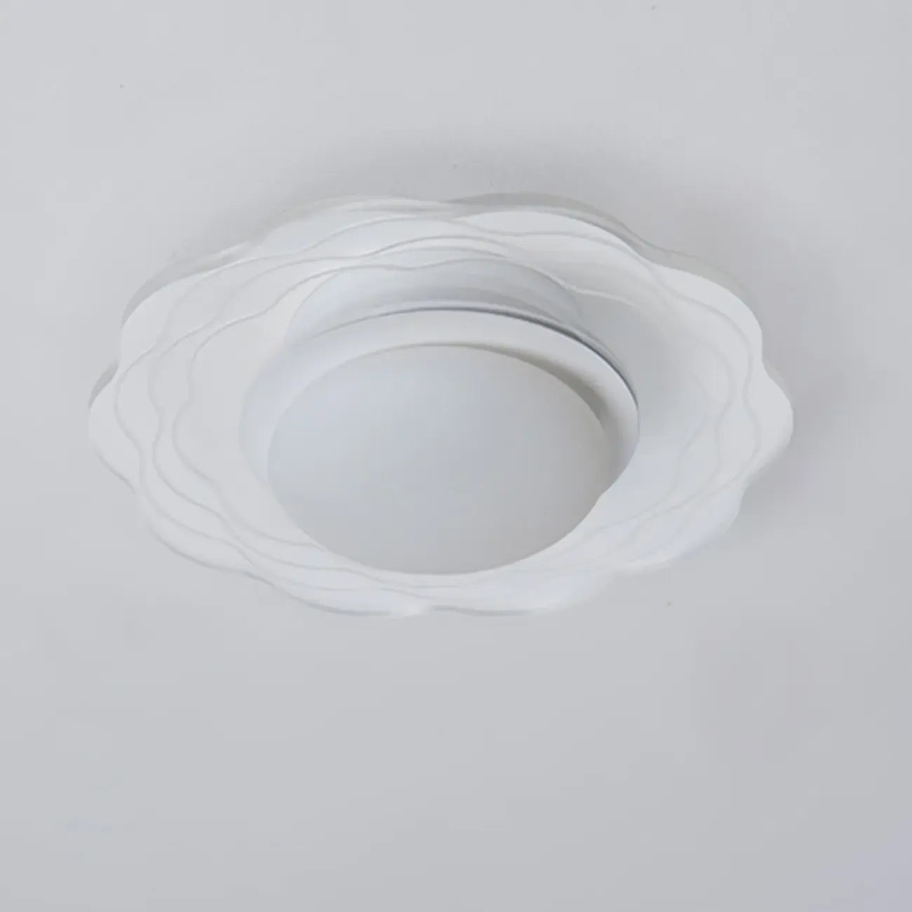 Mini plafonnier encastré blanc artistique à abat-jour floral dimmable
