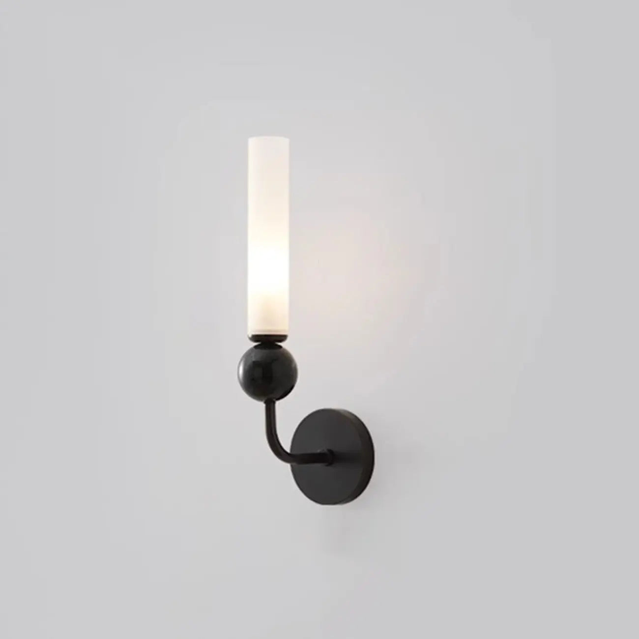 Applique murale minimaliste dorée avec abat-jour en pierre frittée
