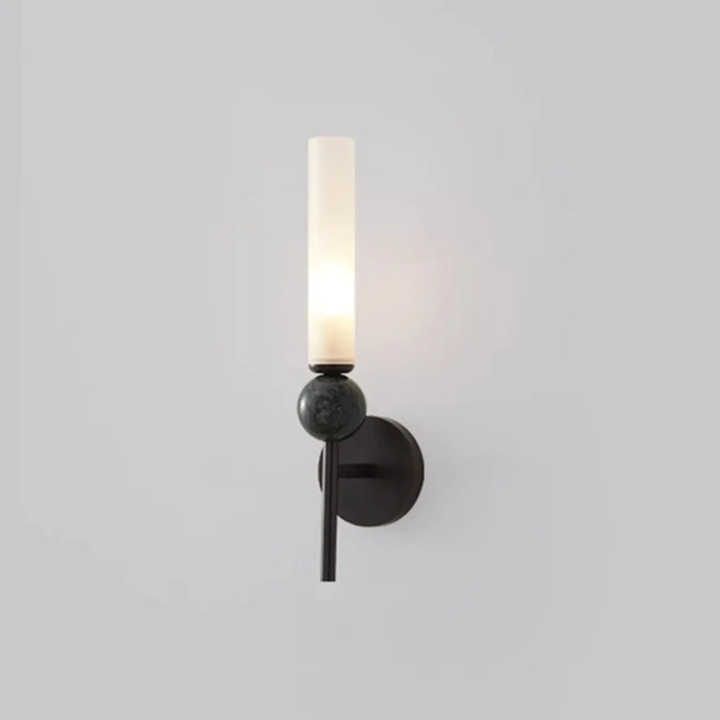 Applique murale minimaliste dorée avec abat-jour en pierre frittée