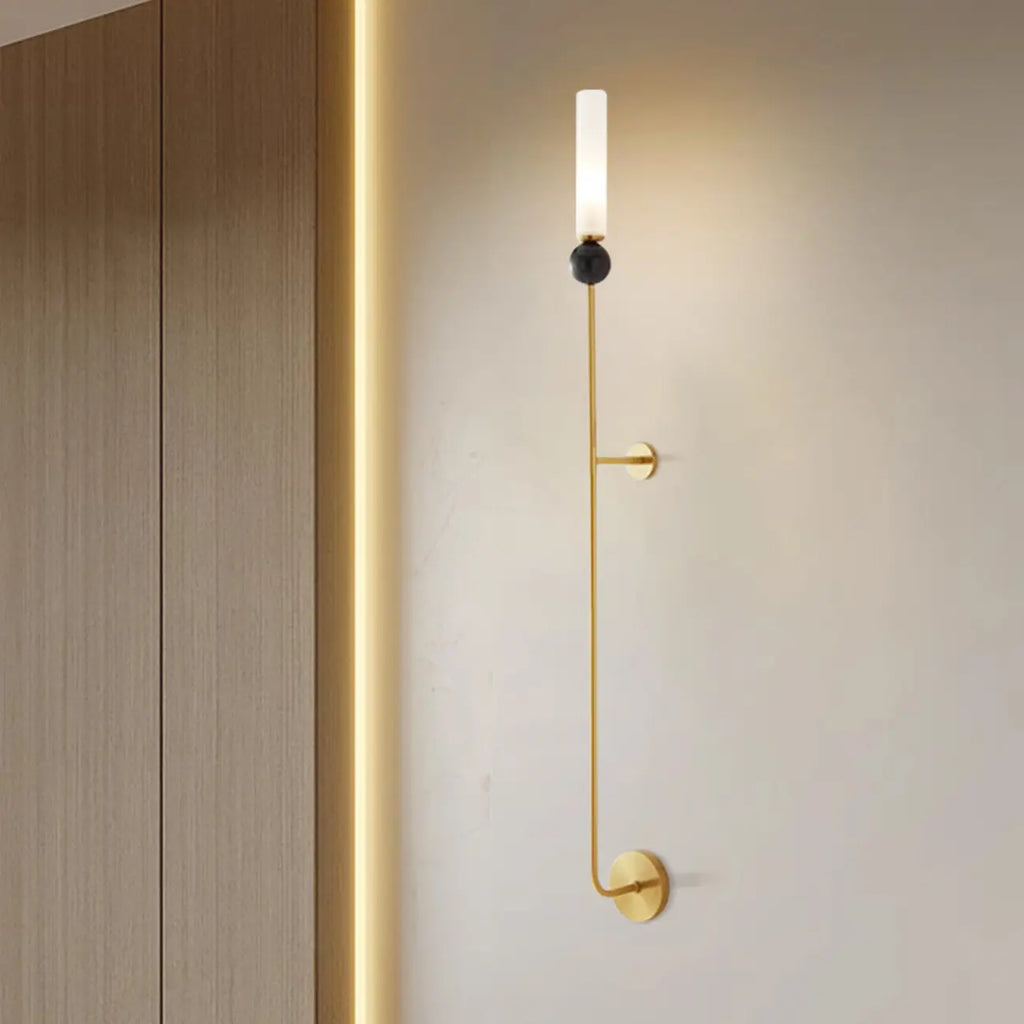 Applique murale minimaliste dorée avec abat-jour en pierre frittée