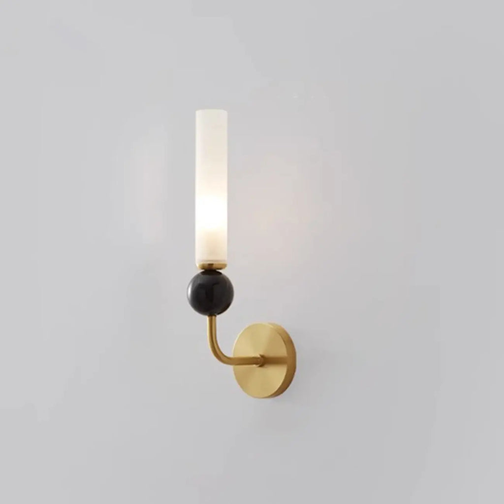 Applique murale minimaliste dorée avec abat-jour en pierre frittée