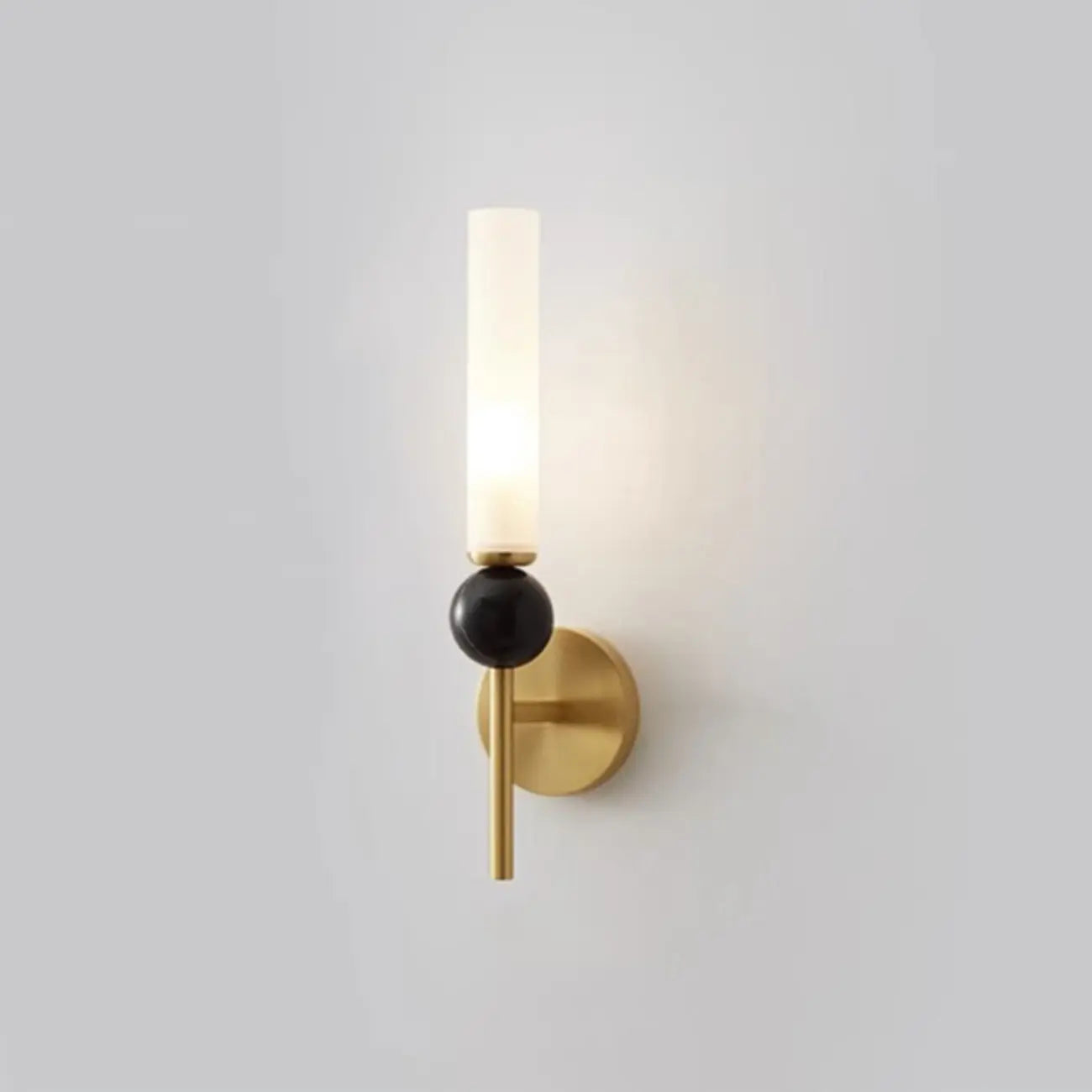 Applique murale minimaliste dorée avec abat-jour en pierre frittée