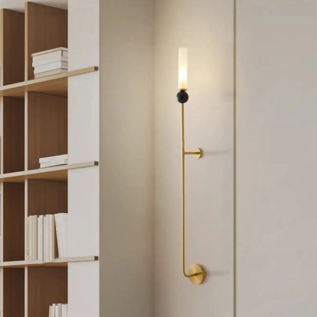 Applique murale minimaliste dorée avec abat-jour en pierre frittée