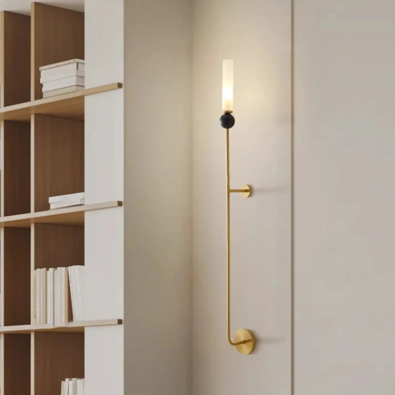 Applique murale minimaliste dorée avec abat-jour en pierre frittée