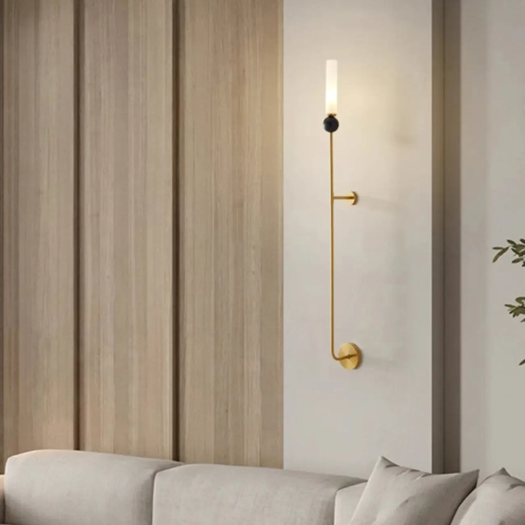 Applique murale minimaliste dorée avec abat-jour en pierre frittée