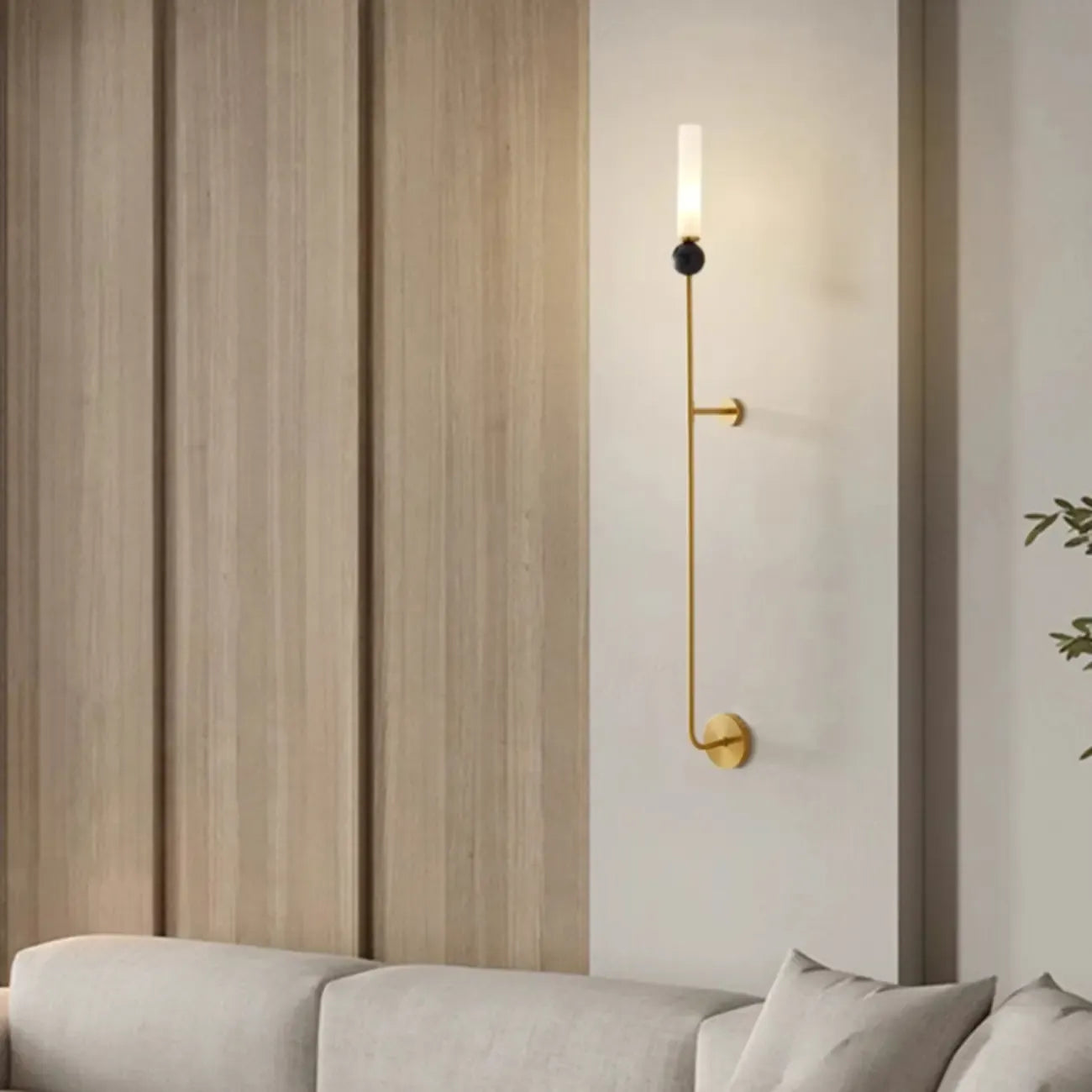 Applique murale minimaliste dorée avec abat-jour en pierre frittée