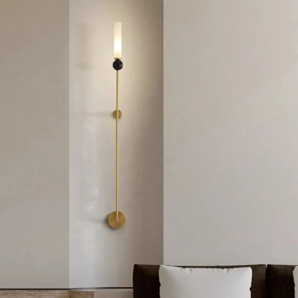 Applique murale minimaliste dorée avec abat-jour en pierre frittée