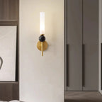Applique murale minimaliste dorée avec abat-jour en pierre frittée
