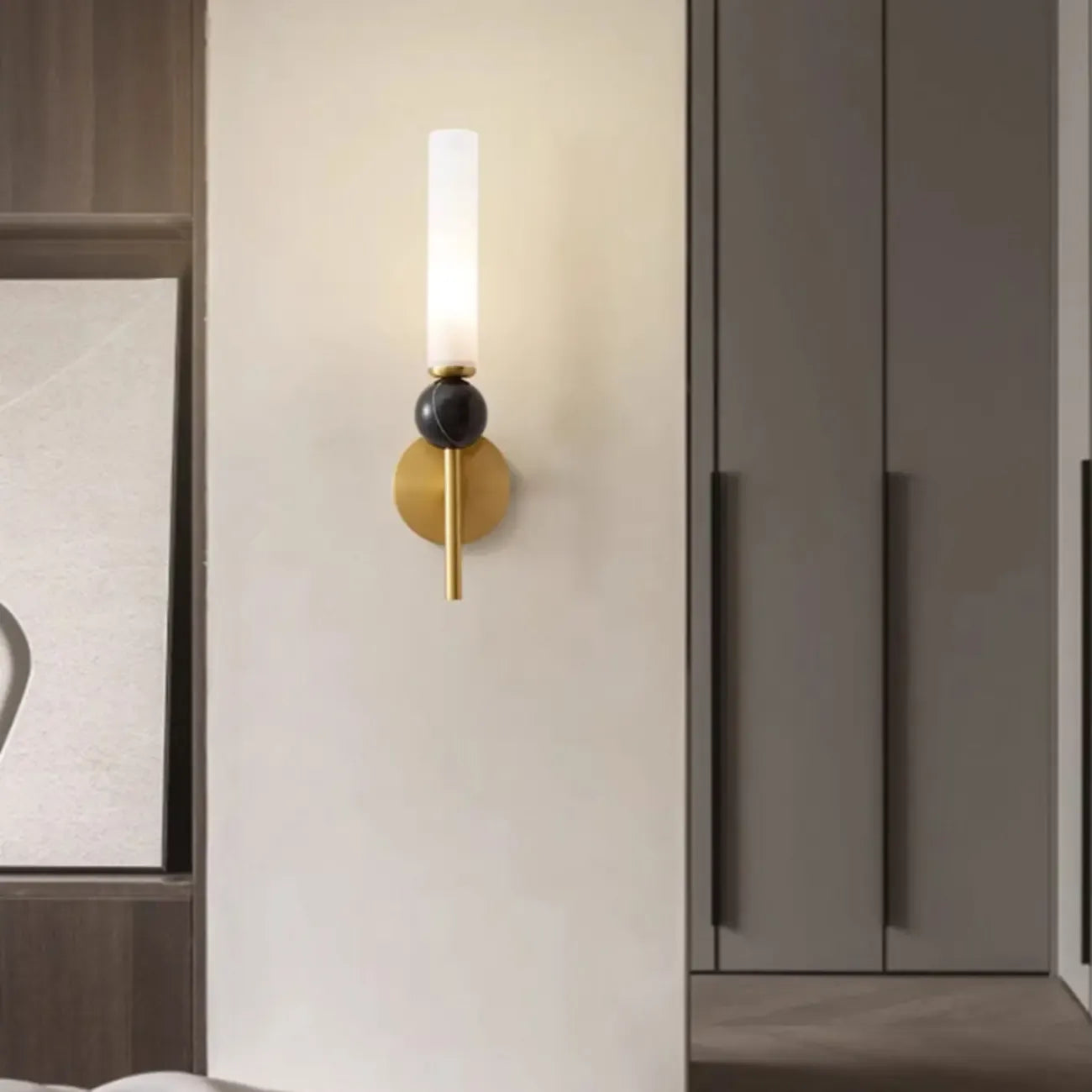 Applique murale minimaliste dorée avec abat-jour en pierre frittée